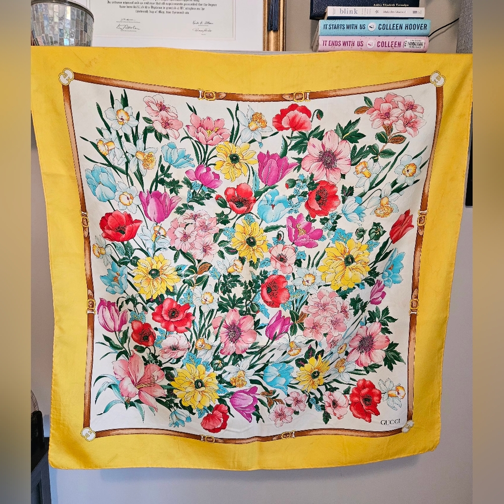 🫟 GUCCI - Vintage Floral 100% Silk Scarf, EUC - Picture 2 of 6